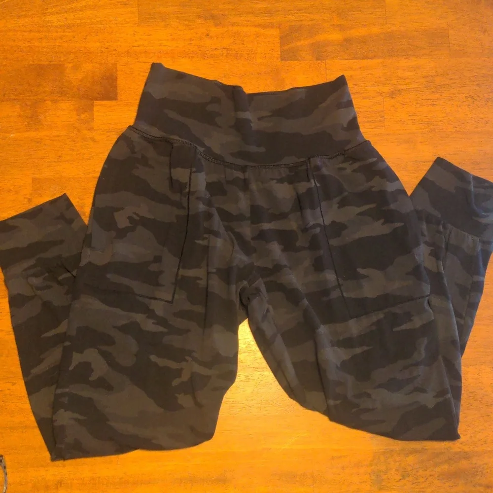 Athleta Salutation Black and Grey Camo Jogger Cropped Yoga pant - Picture 1 of 6